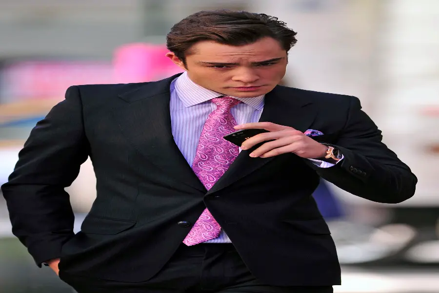 اد وستویک در نقش چاک بس در سریال دخترشایعه‌ساز