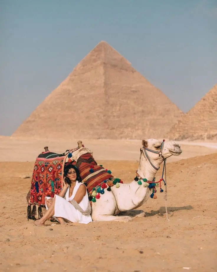 دانلود تصویر ژست دو نفره شتر و دختر زیبا
