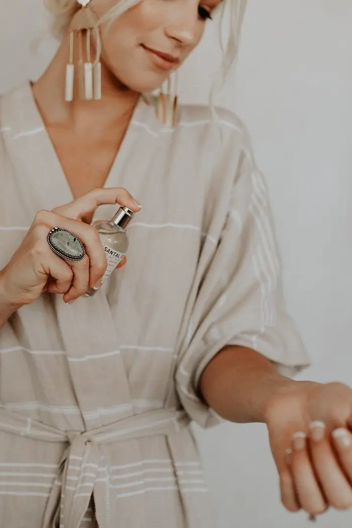 دانلود والپیپر ژست عکاسی برای تبلیغ عطر