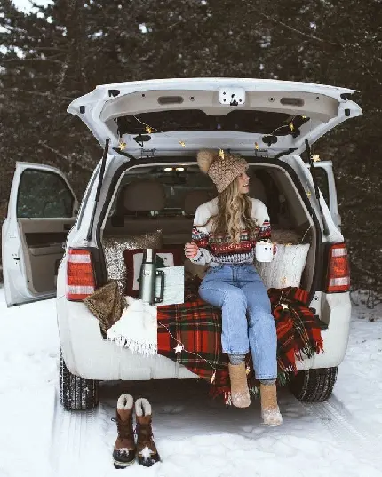 عکس ایده ژست دخترانه در ماشین در لوکیشن زمستانی