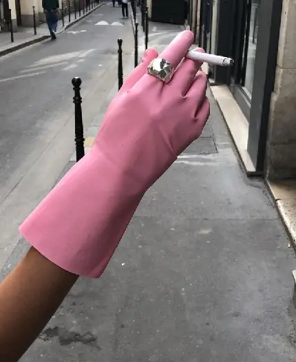 عکس سیگار در دست پسر طبیعی