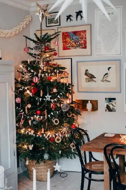 دانلود عکس پروفایل درخت کریسمس در گوشه خانه