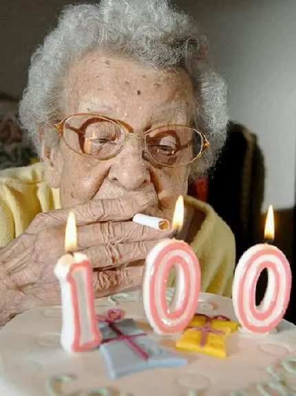 دانلود کیک تولد 100 سالگی پیرزن معتاد