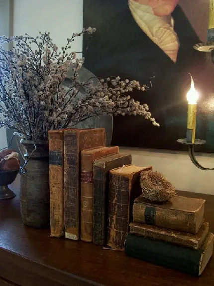 تصویری از فضای رمانتیک کتاب در کنار شمع با کیفیت بالا
