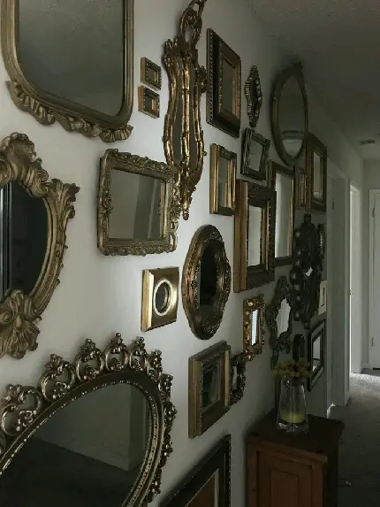 دانلود عکس تعداد زیادی آینه با قاب طلایی بر روی دیوار