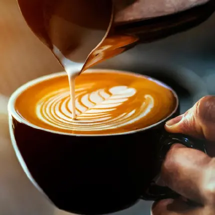 دانلود تصویر زمینه تزئین قهوه اسپرسو در یک فنجان زیبا
