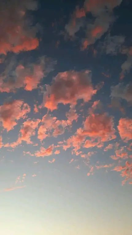 دانلود تصویر زمینه ابرهای صورتی رنگ در آسمان آبی با کیفیت بالا