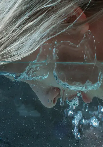 تصویر دختر در حال خفه شدن در آب با کیفیت بالا