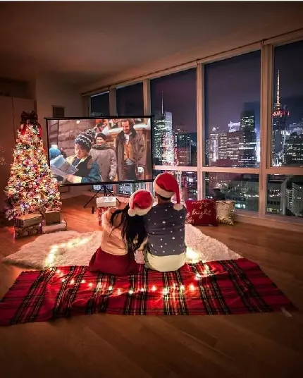 دانلود عکس تلویزیون نگاه کردن در شب کریسمس