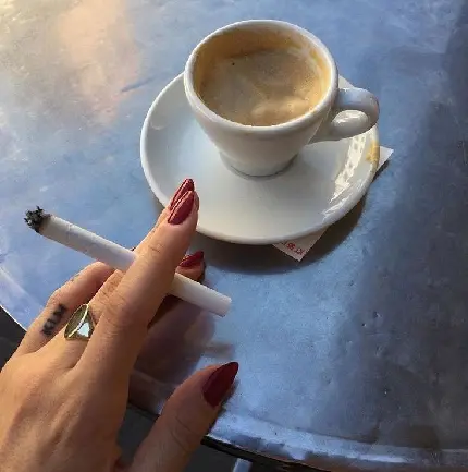 عکس سیگار در دست پسر طبیعی