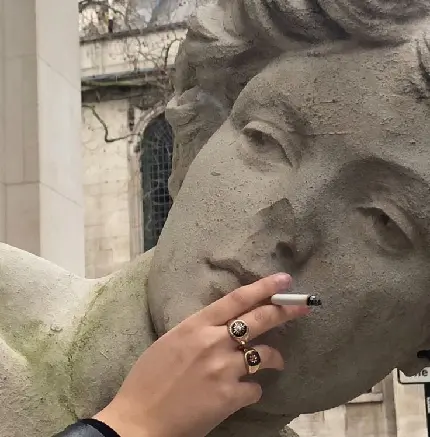 عکس سیگار در دست پسر طبیعی