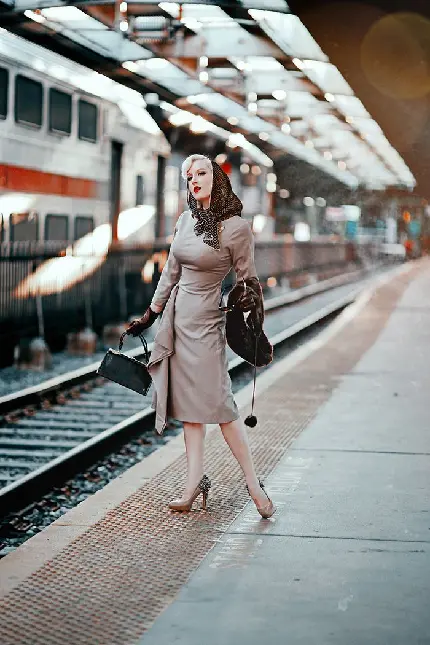 دانلود عکس پروفایل دختر زیبا در ایستگاه قطار