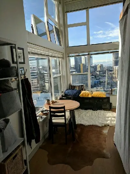 دانلود تصویر پنجره خانه لوکس شهری با کیفیت HD