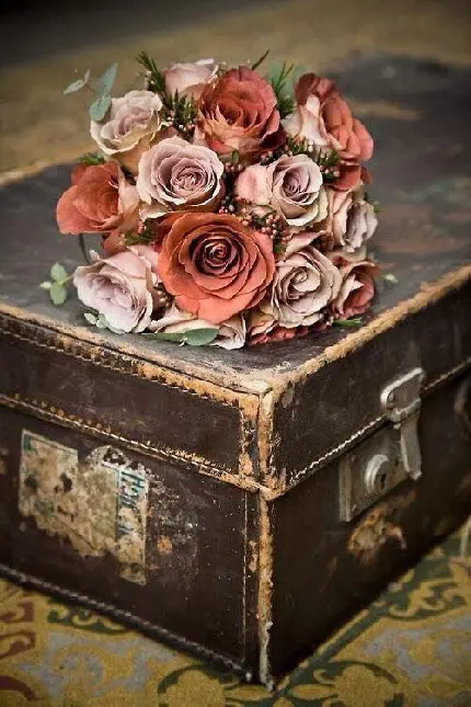 دانلود عکس چمدان قدیمی با دسته گل زیبا