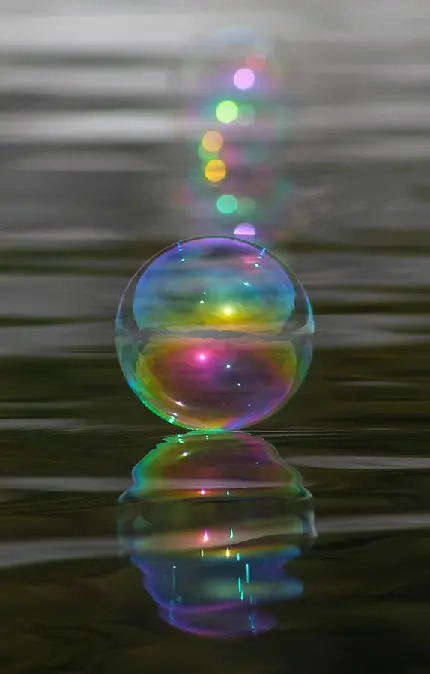 دانلود تصویر حباب درخشان بر روی آب دریا