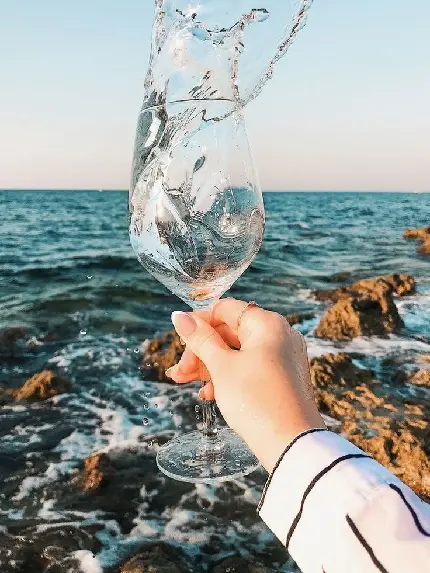 دانلود عکس لیوان آب در کنار دریا