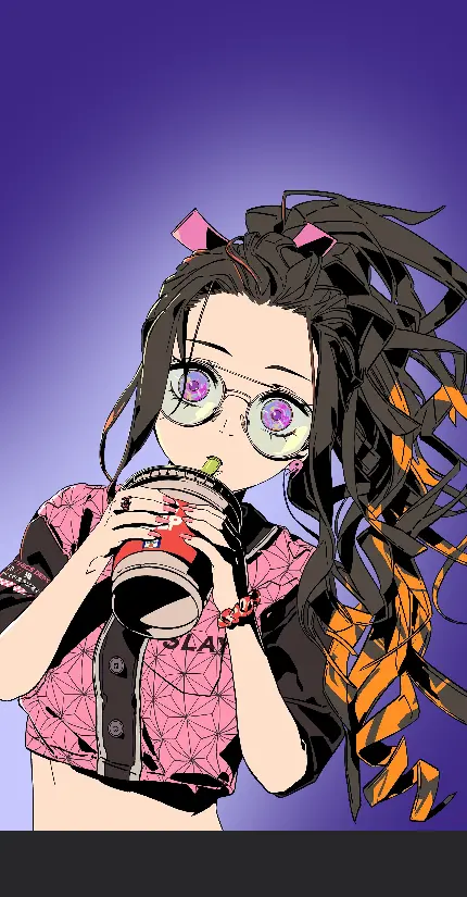 عکس دختر زیبا در حال خوردن نوشیدنی