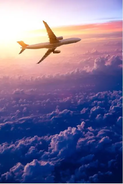 دانلود تصویر زمینه هواپیما در حال پرواز بر فراز ابرهای بنفش