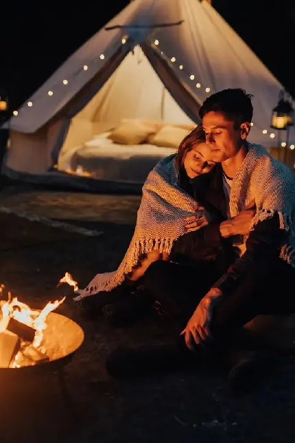 عکس ژست عاشقانه دو نفره کنار آتش