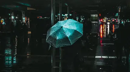 دانلود عکس شب بارانی با چتر آبی