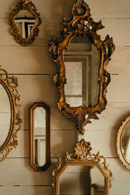 دانلود والپیپر تعدادی آینه روی دیوار چوبی با کیفیت بالا