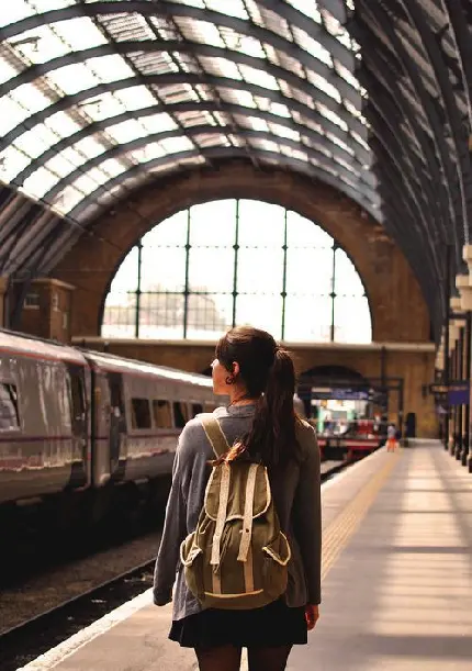 دانلود عکس دختر با کوله پشتی در ایستگاه قطار