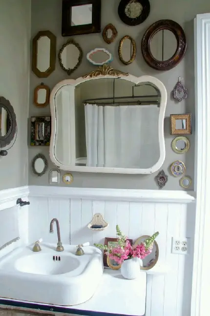 دانلود تصویر آینه حمام در کنار تعداد زیادی آینه کوچک