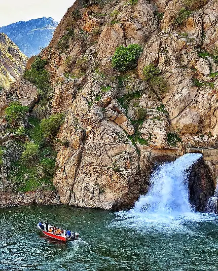 عکس چشمه طبیعی بل در کردستان