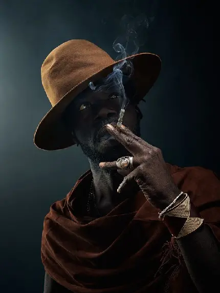 عکس سیگار در دست پسر طبیعی