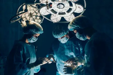 تصویر تعدادی جراح در حال کار با لباس مخصوص