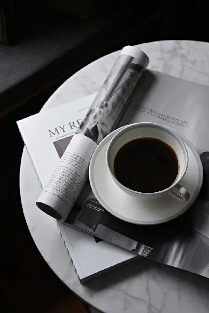 دانلود والپیپر قهوه در کنار روزنامه و کتاب