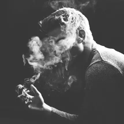 عکس سیگار در دست پسر طبیعی