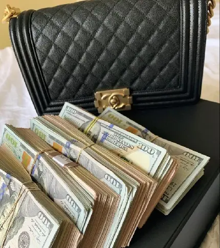 دانلود تصویر زمینه دلار در کنار کیف زنانه