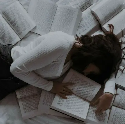 عکس خستگی بعد از کتاب خواندن 