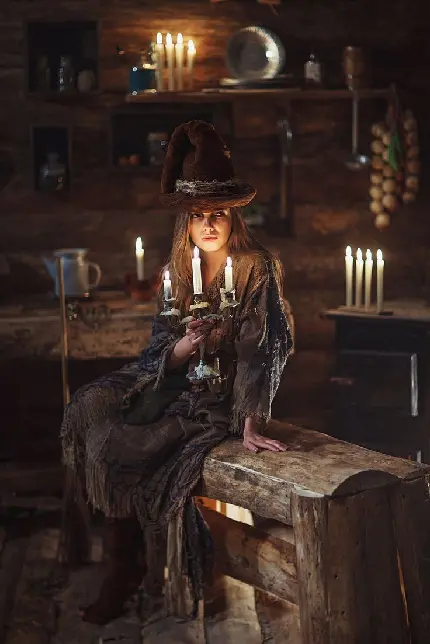 دانلود عکس پروفایل جادوگر و شمع در کلبه چوبی