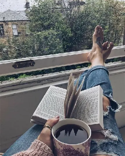 والپیپر کتاب خواندن در روز بارانی با کیفیت بالا 