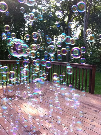 دانلود والپیپر تعدادی زیادی حباب در یک باغ