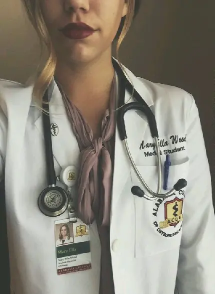 عکس سلفی دختر خارجی با روپوش سفید پزشکی