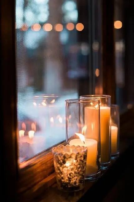 دانلود تصویر زمینه شمع ستونی در کنار پنجره