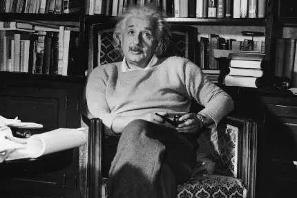 عکس آلبرت انیشتین دانشمند چپ دست آلمانی