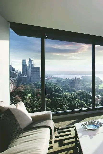 دانلود تصویر زمینه پنجره با منظره جنگل و ساختمان