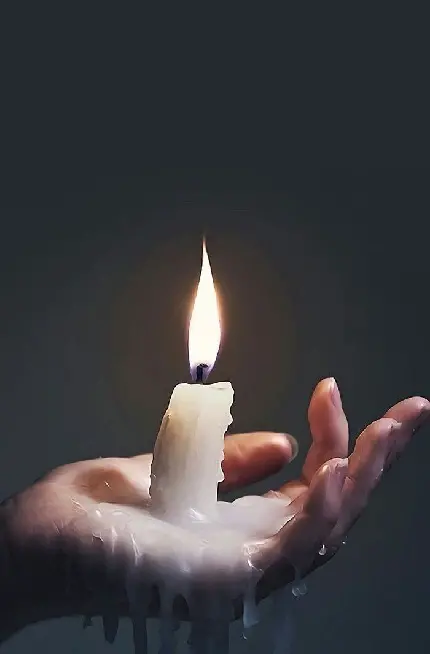 دانلود عکس شمع ساده ذوب شده در دست 