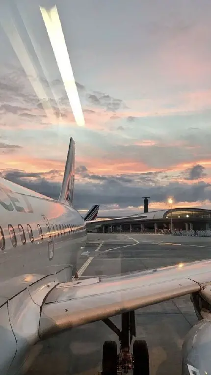 دانلود تصویر بال هواپیما مسافربری سفید رنگ
