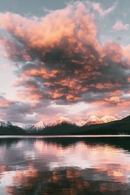 دانلود والپیپر انعکاس ابرهای صورتی رنگ در آب دریاچه
