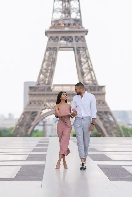 دانلود تصویر زمینه قدم زدن دختر و پسر عاشق در کنار برج ایفل