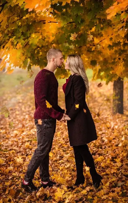 عکس ژست عاشقانه برای عکاسی در پاییز