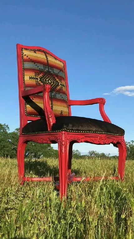 دانلود والپیپر صندلی چوبی قرمز و راحت 