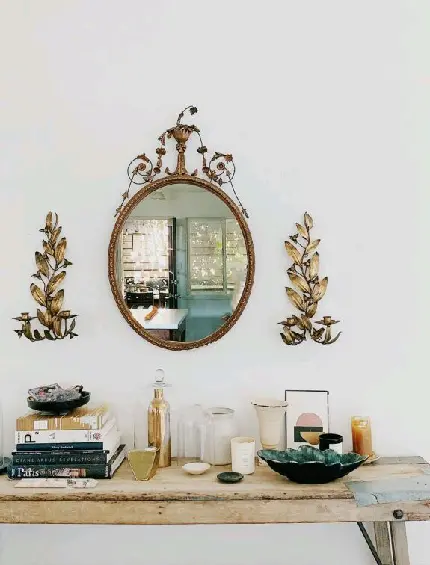 دانلود عکس پروفایل آینه و چند کتاب روی میز چوبی