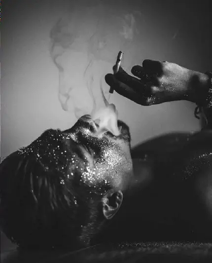 عکس سیگار در دست پسر طبیعی