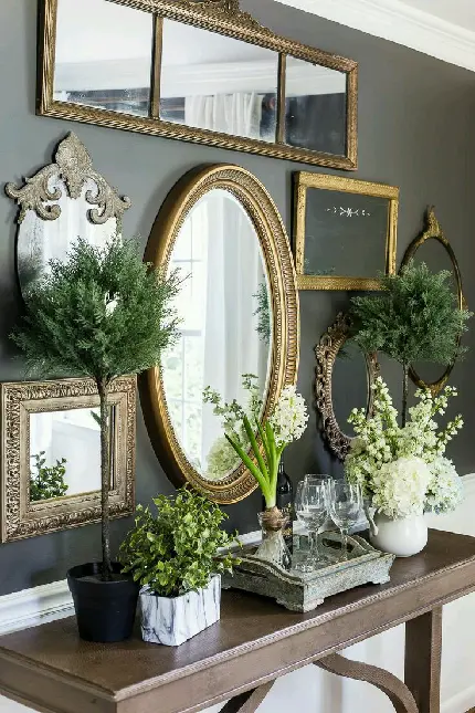 دانلود والپیپر آینه قاب طلایی در کنار تعدادی گلدان